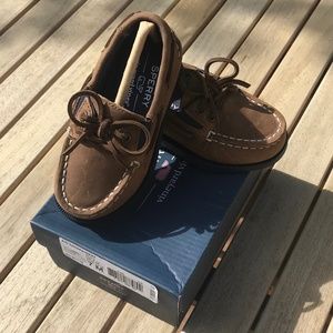 Sperry X Vineyard Vines  A/O Sahara/Navy. Boat shoe. Little Boys size 7.
